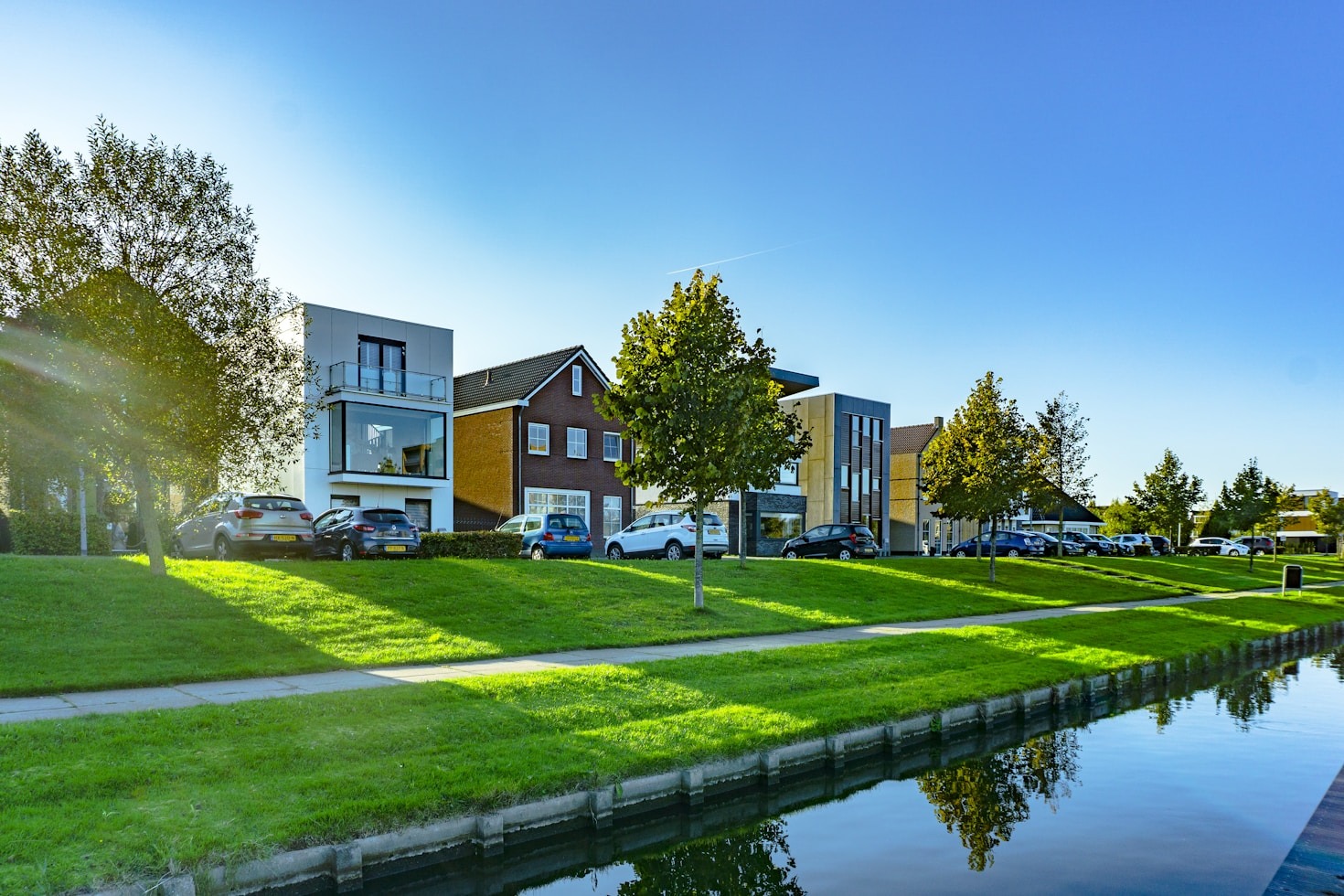 Choosing Between Renting and Buying Your Home